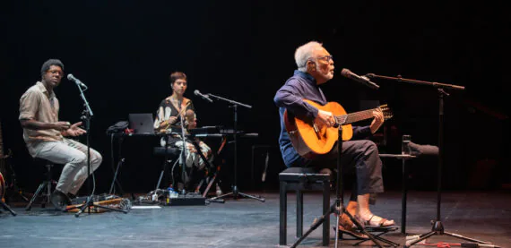 Gilberto Gil estreia turnê de despedida com homenagem à filha Preta Gil