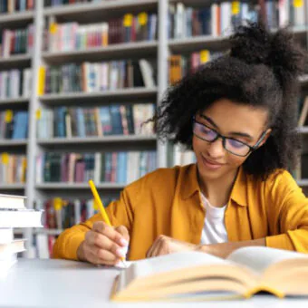 Quantidade de pessoas pretas e pardas com ensino superior quintupla em 22 anos