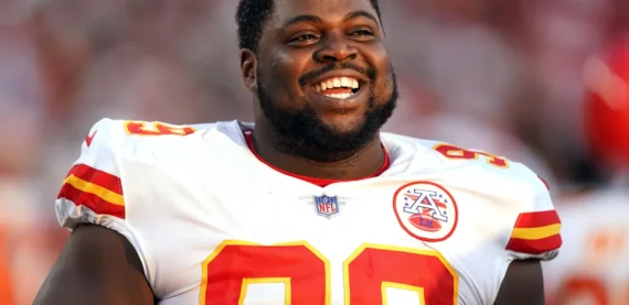 Jogador da NFL, Khalen Saunders quer tornar o esporte um espaço seguro para pessoas LGBTQIA+; entenda