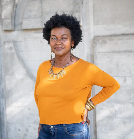Artista suíço-brasileira Eva de Souza é imortalizada com a obra têxtil Zamambaia