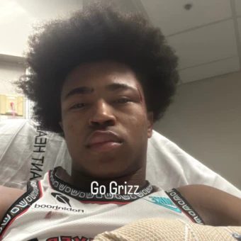 Jaylen Wells sofre queda grave em jogo da NBA e deixa quadra imobilizado