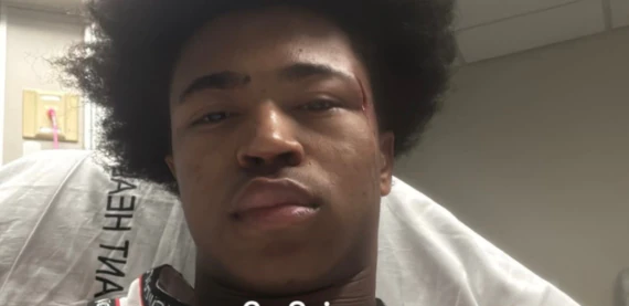 Jaylen Wells sofre queda grave em jogo da NBA e deixa quadra imobilizado