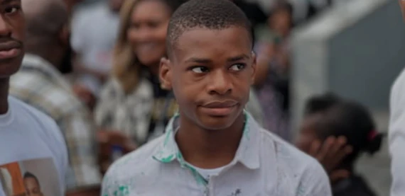 Jovem autista nigeriano entra para o Guinness World Records com maior pintura em tela do mundo