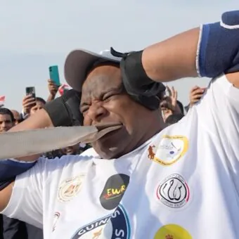 Egípcio puxa trem de 279 toneladas com os dentes e quebra recordes mundiais