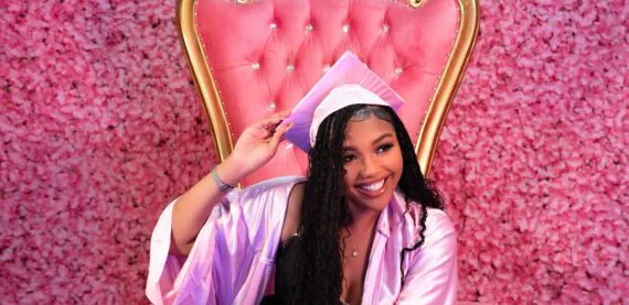 Filha de Brandy se forma na faculdade e cantora se declara: “Estou tão orgulhosa de você”