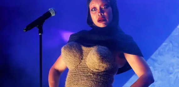 Entenda o significado do look de Erykah Badu que vem gerando teorias nos últimos dias