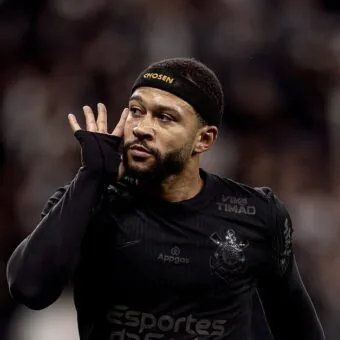 Memphis Depay critica CBF após proibição de jogadores ficarem em pé na bola: “Quem está decidindo o futuro do futebol brasileiro?”