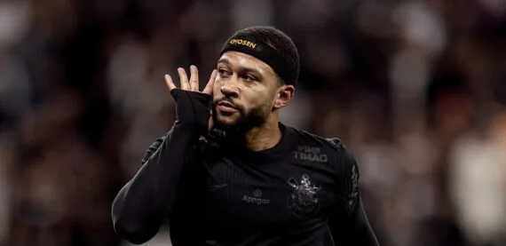 Memphis Depay critica CBF após proibição de jogadores ficarem em pé na bola: “Quem está decidindo o futuro do futebol brasileiro?”