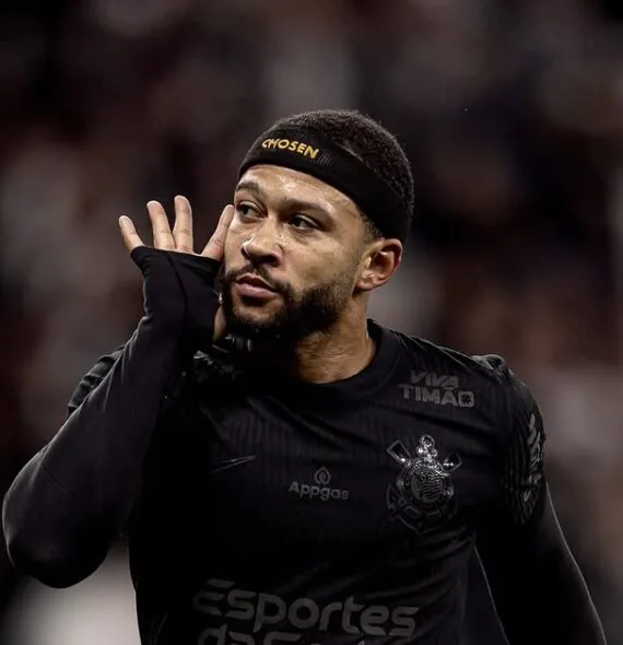 Memphis Depay critica CBF após proibição de jogadores ficarem em pé na bola: “Quem está decidindo o futuro do futebol brasileiro?”