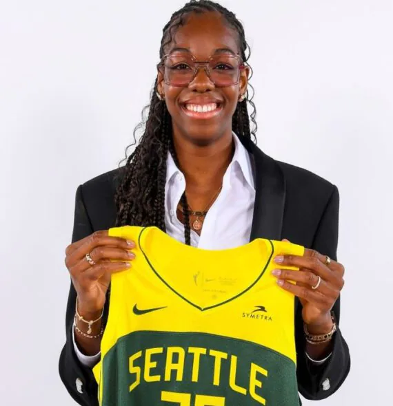 Dominique Malonga, de 19 anos, faz história como a jogadora mais jovem a ser convocada para a WNBA