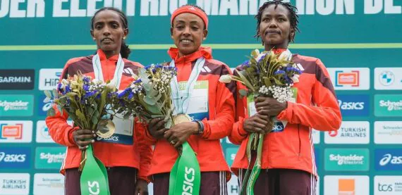 Bedatu Hirpa e Benard Biwott, da Etiópia e do Quênia, dominam a Maratona de Paris 2025