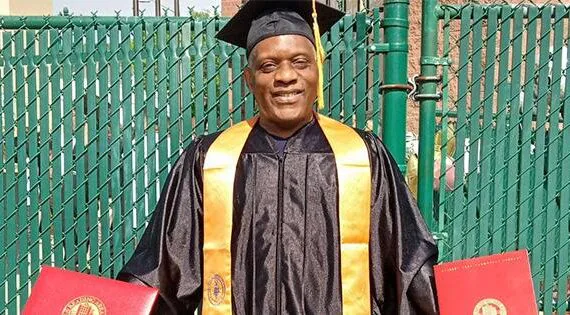 Homem de 63 anos se forma na faculdade quatro décadas após de ter abandonado os estudos