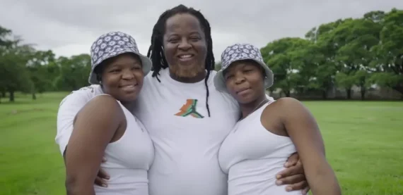 Gêmeas sul-africanas dividem o mesmo namorado em trisal: “A gente sempre fez tudo juntas”