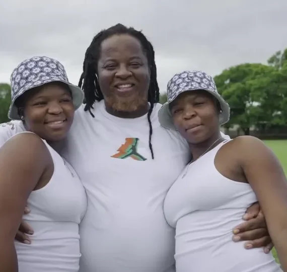 Gêmeas sul-africanas dividem o mesmo namorado em trisal: “A gente sempre fez tudo juntas”