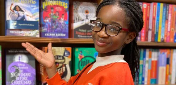 Escritora de 10 anos quebra recorde de maior livro escrito por uma criança; saiba quantas palavras