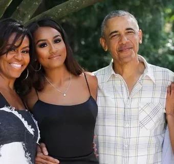 Michelle Obama fala abertamente sobre os desafios de criar Malia e Sasha sob os holofotes