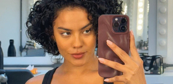 Bella Campos chora ao falar sobre críticas e relembra infância difícil: ‘Minha carreira começou por sobrevivência’