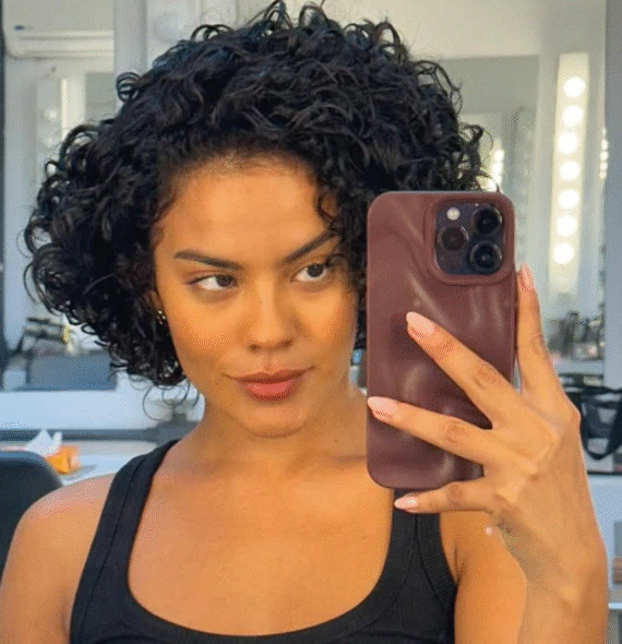 Bella Campos critica comentários sobre o corpo e fala sobre medo de julgamentos nas redes