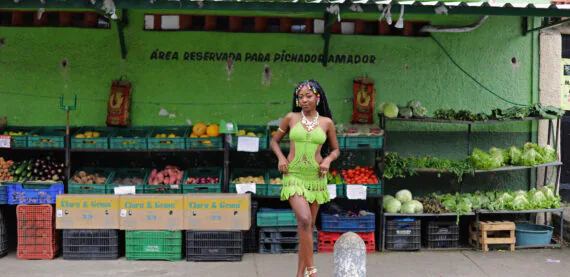 Ella Fernandes lança clipe de ‘Deixa Brilhar’, afrobeat que resgata origem, território einfância no Coroado