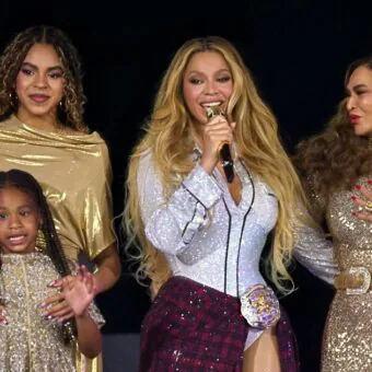 Beyoncé homenageia mãe em show da ‘Cowboy Carter tour’ e filha caçula, Rumi, rouba a cena
