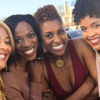 Issa Rae reflete sobre não conseguir ser presente na vida dos amigos: “Eles me entendem”