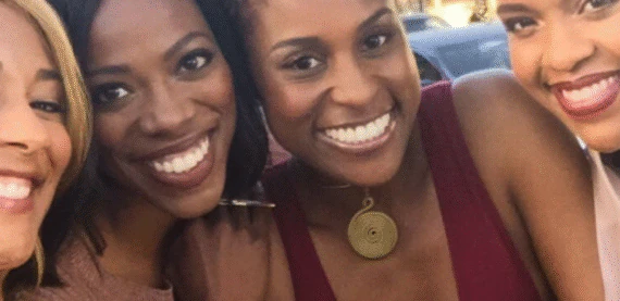 Issa Rae reflete sobre não conseguir ser presente na vida dos amigos: “Eles me entendem”