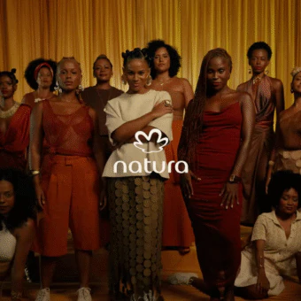 Natura lança linha inédita para peles pretas e pardas e celebra ancestralidade em campanha com Iza