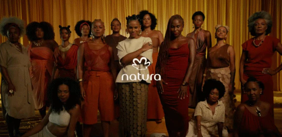 Natura lança linha inédita para peles pretas e pardas e celebra ancestralidade em campanha com Iza