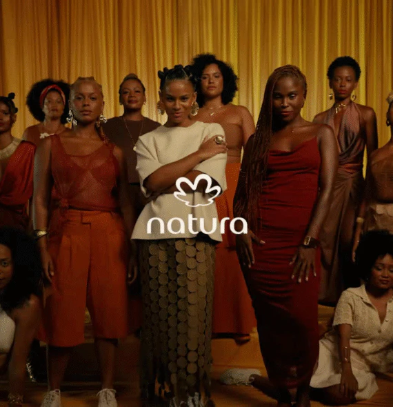 Natura lança linha inédita para peles pretas e pardas e celebra ancestralidade em campanha com Iza