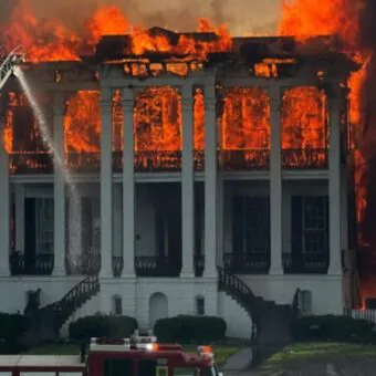 Incêndio destrói mansão histórica ligada à escravidão no Sul dos Estados Unidos