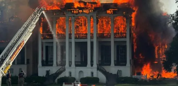 Incêndio destrói mansão histórica ligada à escravidão no Sul dos Estados Unidos