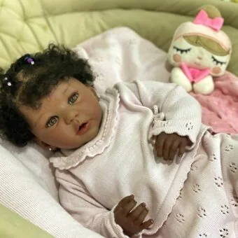 Mulher aciona Justiça após pedir licença-maternidade para cuidar de bebê reborn em Salvador