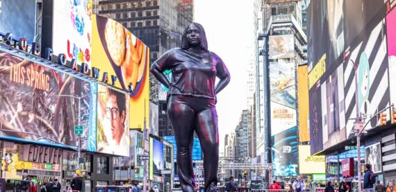 Em Nova Iorque, estátua de mulher preta plus size desafia ideias de poder e representação