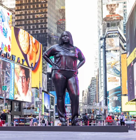 Em Nova Iorque, estátua de mulher preta plus size desafia ideias de poder e representação