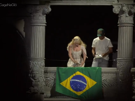 Funcionário do Copacabana Palace emociona fãs ao traduzir carta de Lady Gaga no show do Rio