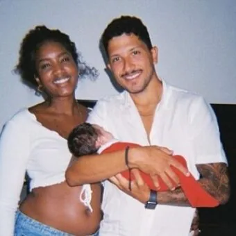 Nala, filha de IZA e de Yuri Lima, é batizada na Igreja da Penha, cartão postal do subúrbio do Rio de Janeiro