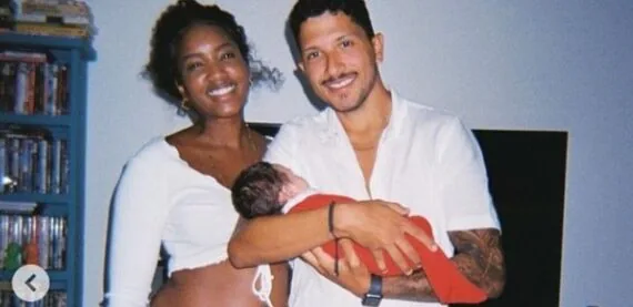 Nala, filha de IZA e de Yuri Lima, é batizada na Igreja da Penha, cartão postal do subúrbio do Rio de Janeiro