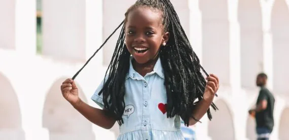 Mini Clara Moneke? Criança viraliza nas redes por semelhança com a atriz