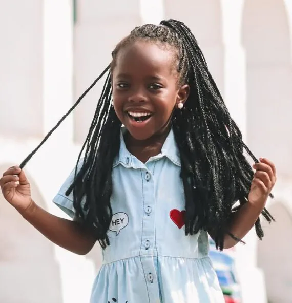 Mini Clara Moneke? Criança viraliza nas redes por semelhança com a atriz