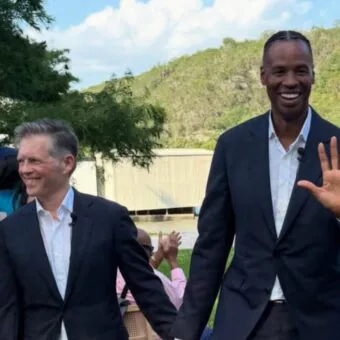 Jason Collins, primeiro jogador da NBA a se declarar gay, se casa com o produtor de cinema após 10 anos de relacionamento