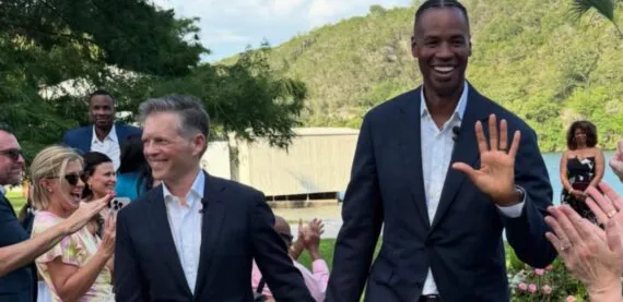 Jason Collins, primeiro jogador da NBA a se declarar gay, se casa com o produtor de cinema após 10 anos de relacionamento
