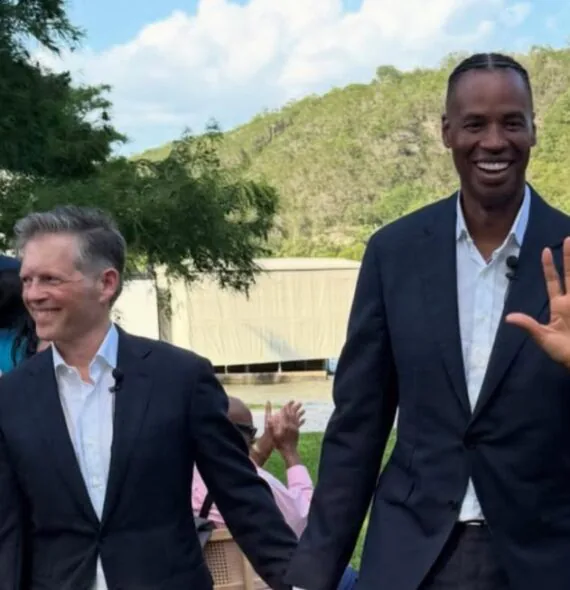 Jason Collins, primeiro jogador da NBA a se declarar gay, se casa com o produtor de cinema após 10 anos de relacionamento