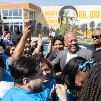 Dr. Dre inaugura escola onde fez doação de US$10 milhões para construção em Compton, nos Estados Unidos
