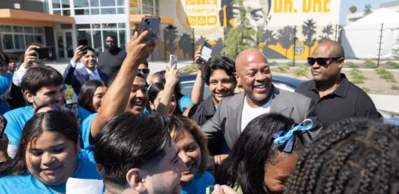 Dr. Dre inaugura escola onde fez doação de US$10 milhões para construção em Compton, nos Estados Unidos