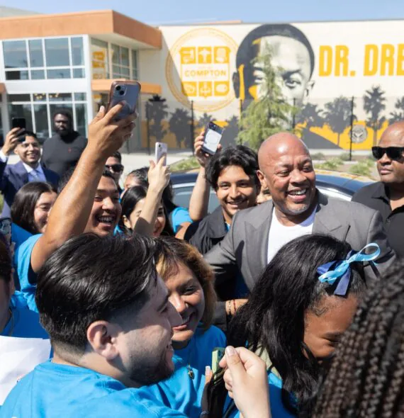 Dr. Dre inaugura escola onde fez doação de US$10 milhões para construção em Compton, nos Estados Unidos