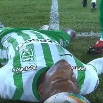 Jogador desmaia em campo durante partida do Campeonato Colombiano e assusta companheiros