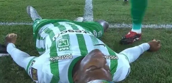 Jogador desmaia em campo durante partida do Campeonato Colombiano e assusta companheiros