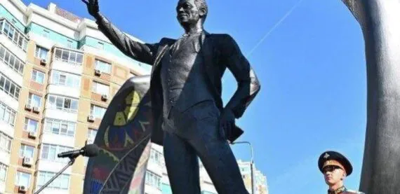 Moscou inaugura monumento a Nelson Mandela em praça dedicada ao líder sul-africano