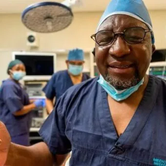 Médico sul-africano se torna a primeira pessoa do mundo; entenda!