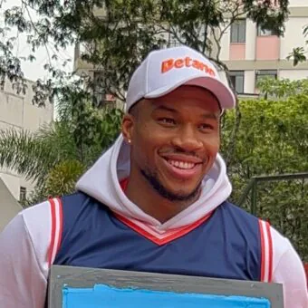 Durante visita ao brasil, Giannis Antetokounmpo inaugura quadra reformada no Rio